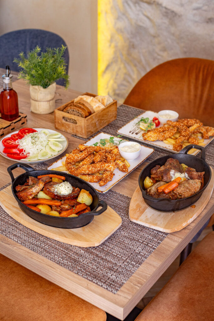 Hrskava piletina sa susamom i mešano meso