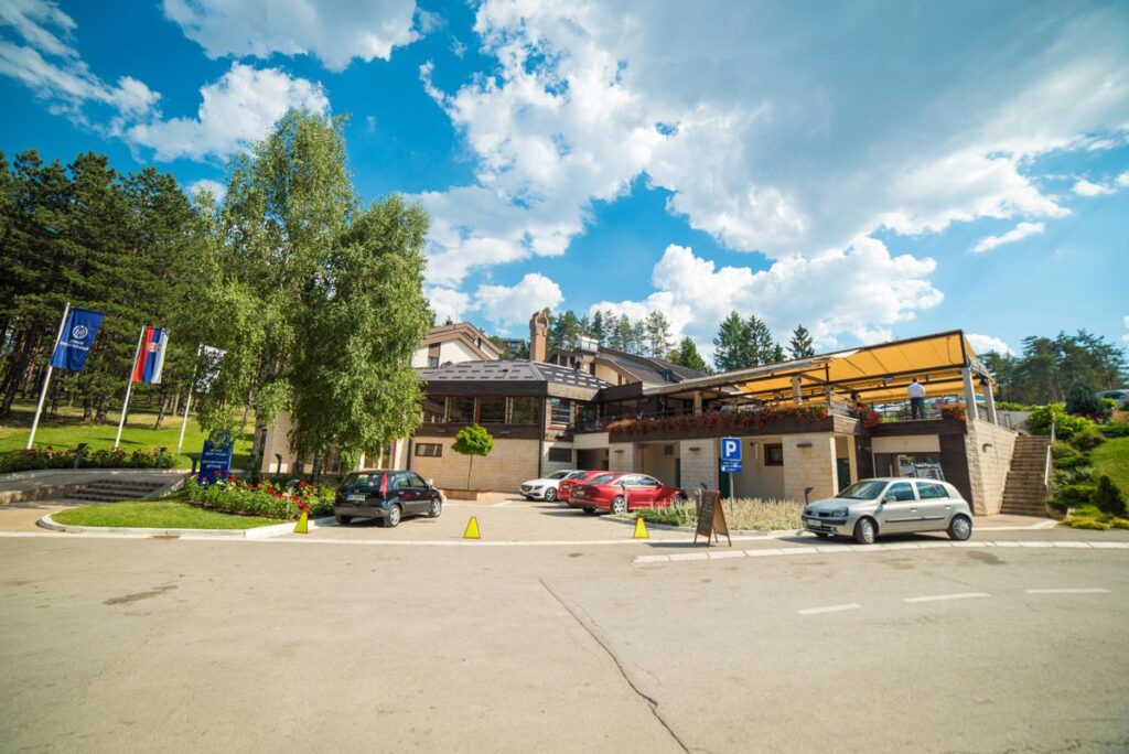 Obezbeđen je parking za goste