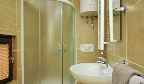 Kupatilo sa tuš kabinom