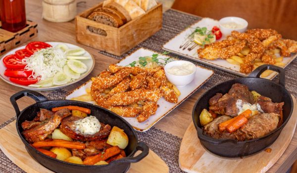 Hrskava piletina sa susamom i mešano meso